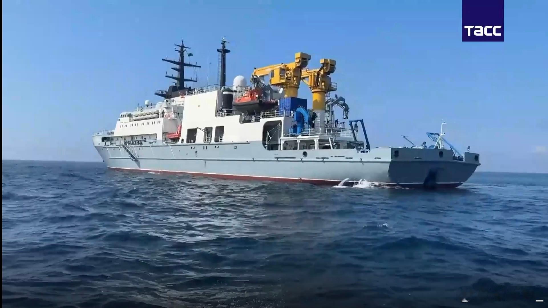 中方舰员参观俄太平洋舰队“伊戈尔·别洛乌索夫”号救援船及其携载的AC-40深潜救