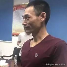这就是田径选手获得亚运金牌石雨豪的爸爸，身形清瘦，是一位对家庭、对儿子极其负责的