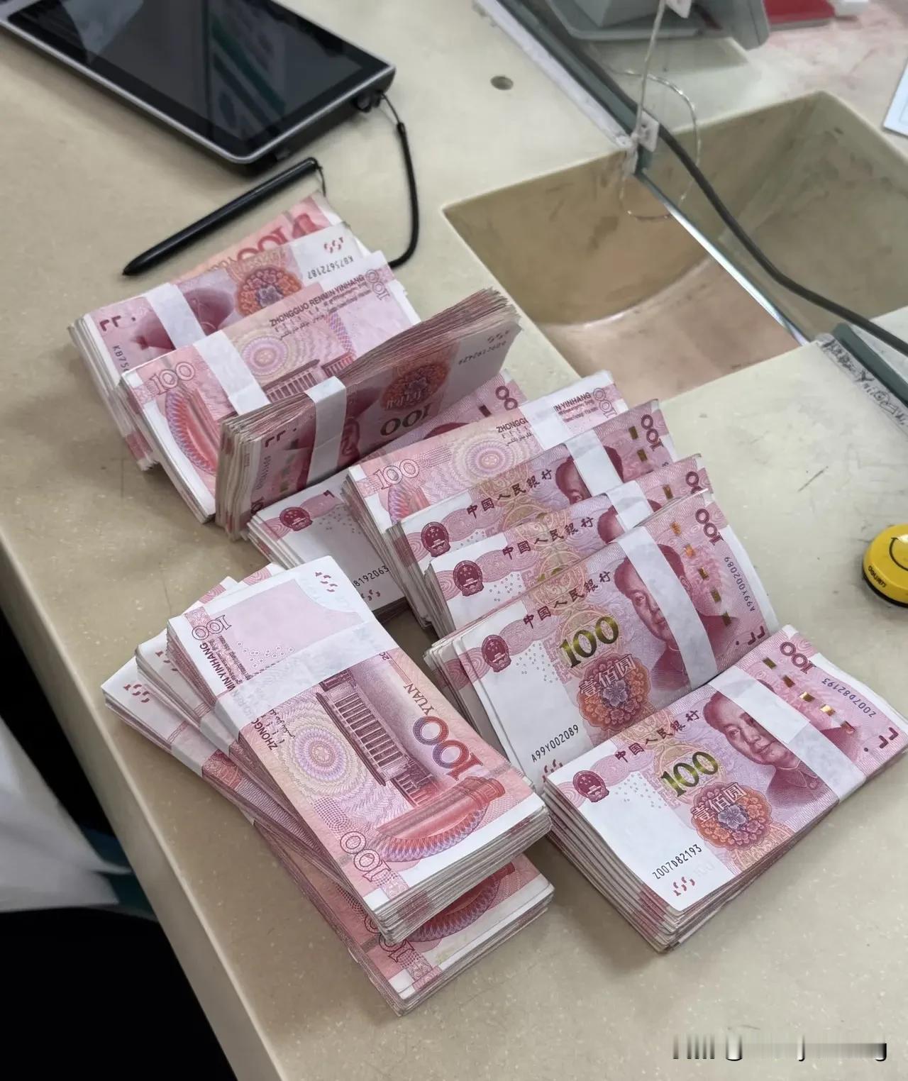 最近“零负债人群”在网上很火。根据书面意思指的是没房贷、车贷、消费贷的人，他