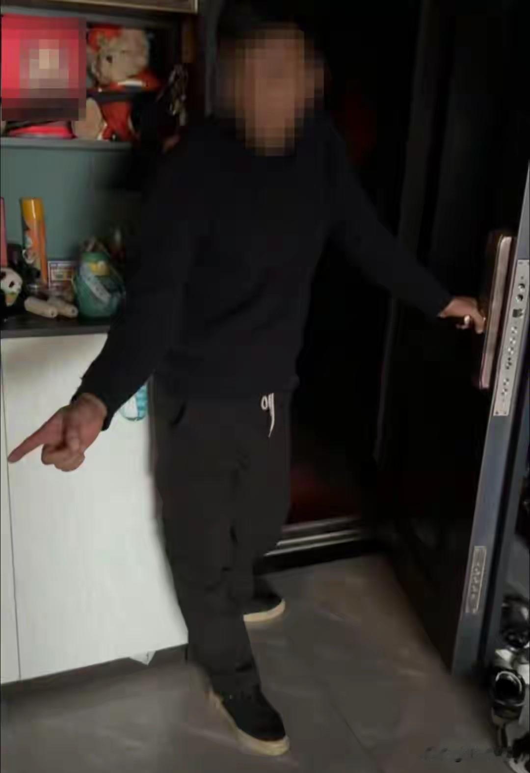 “到底咋进来的？”云南昭通，一31女子一丝不挂，在家洗澡，不料，突然听到客厅有脚