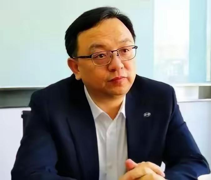 🌛王传福说，他高中时回家要生活费时，他嫂子张秀菊，翻箱倒柜，兜里就几毛钱，