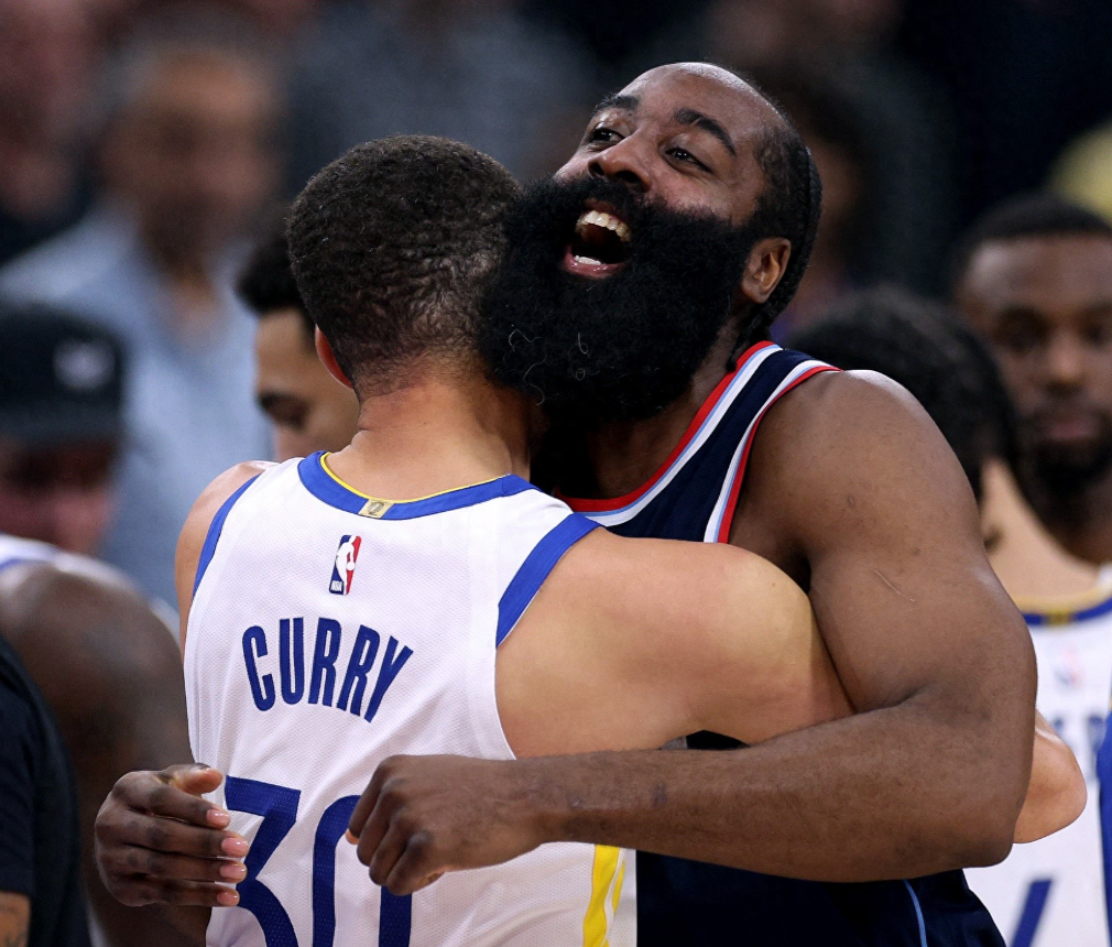 勇士主场98-79背靠背战胜快船,取得两连胜。赛后,库里接受了采访。谈到哈登,