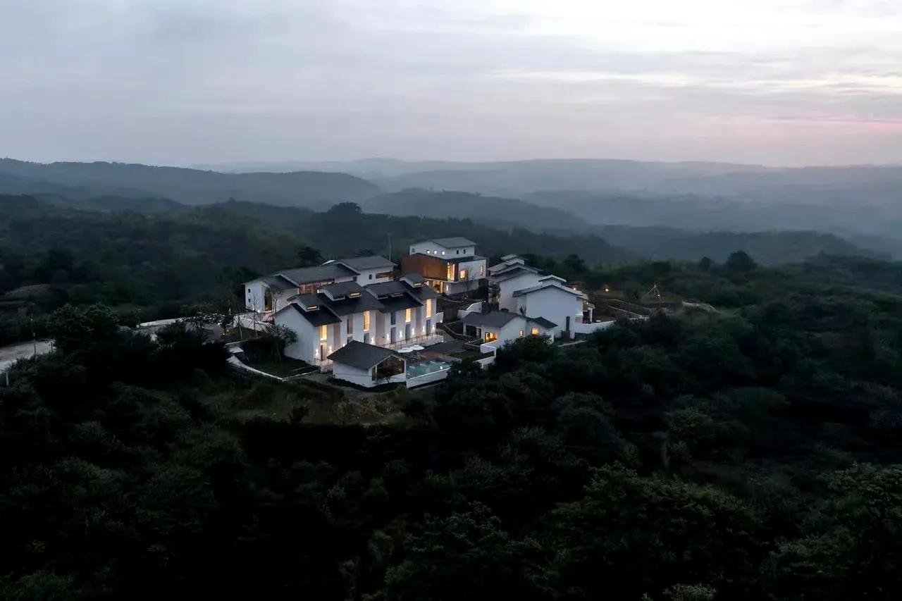 大乐之野–谷舍这家精品民宿藏在余姚柿林古村。这里地形是典型的高山台地，四周高