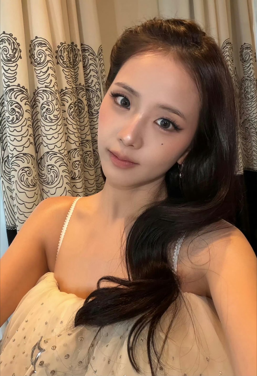 JISOO这张照片在X上又火起来了Jisoo这颜值简直是“硬通货”，旧图都能炒出