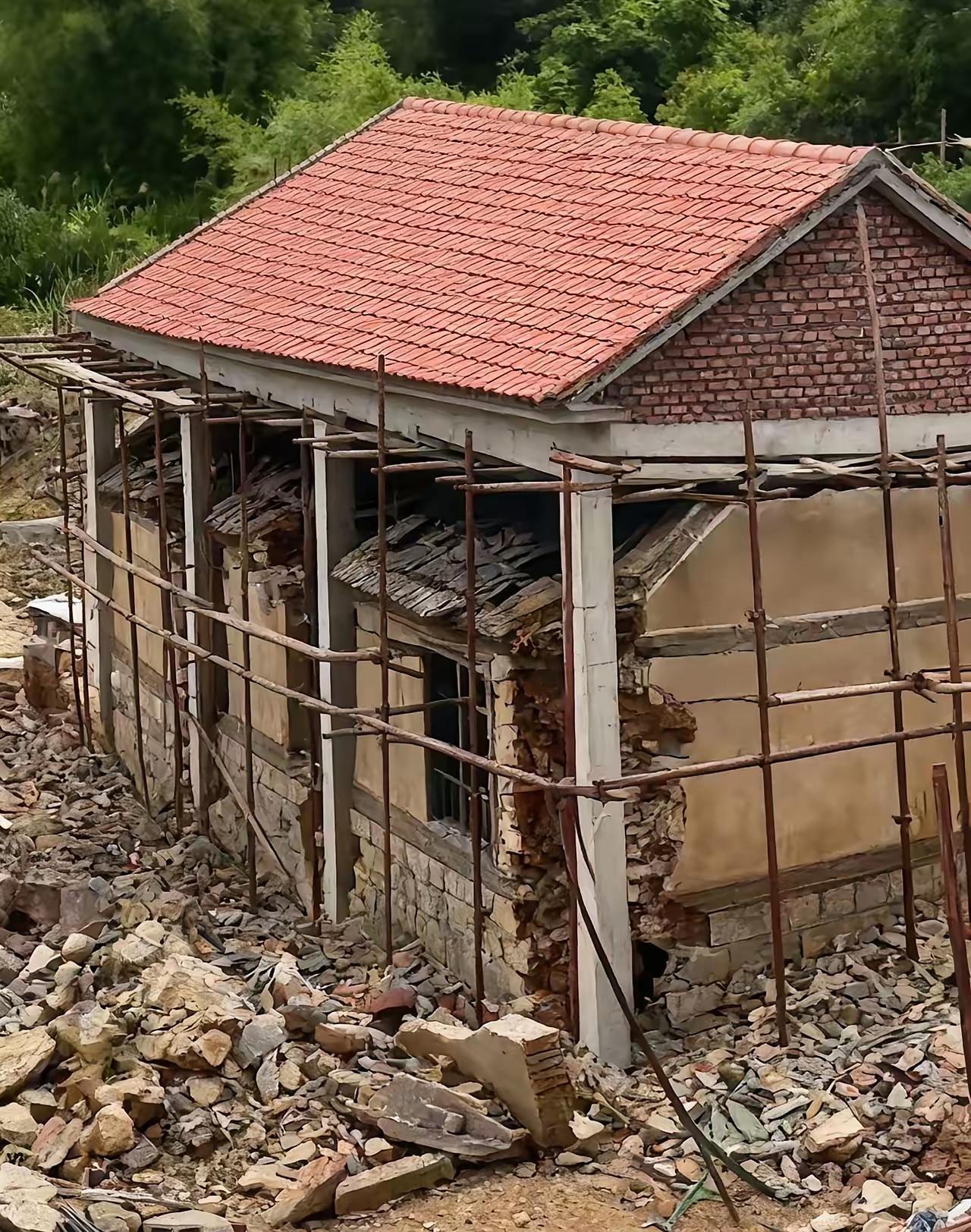 这样盖房子违法吗？农村人真的太聪明了，国家政策是，不符合重建的房子，不能重建