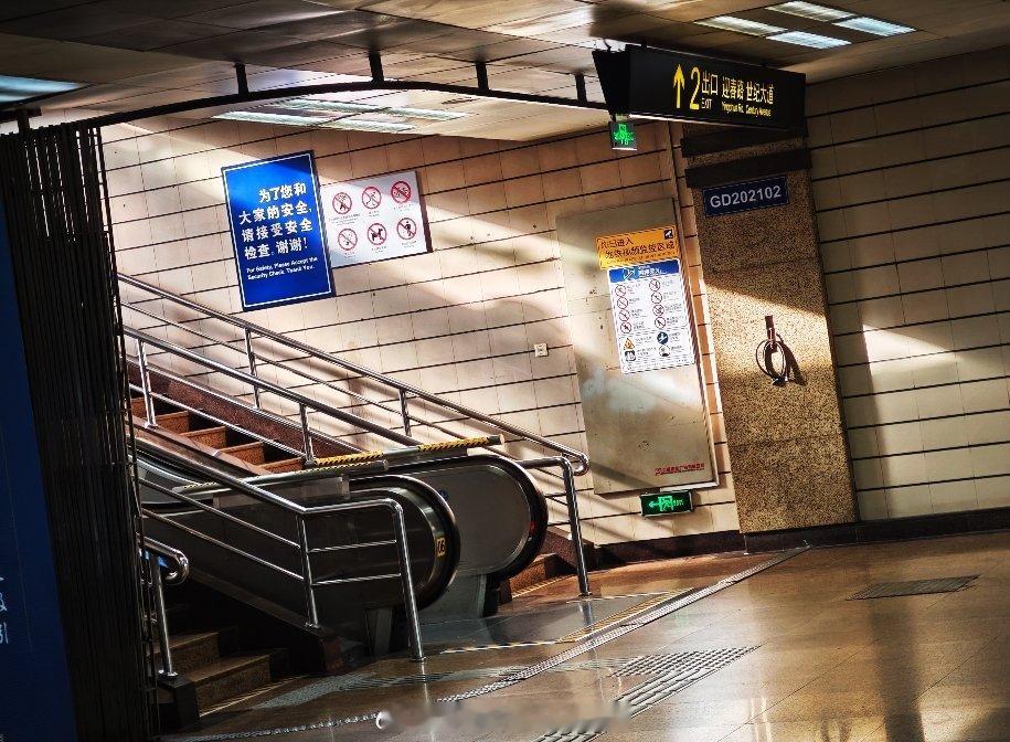 照进地铁站的阳光地铁站好多为啥来旅游的小朋友休息都喜欢趴在地板上啊因为大理石地板