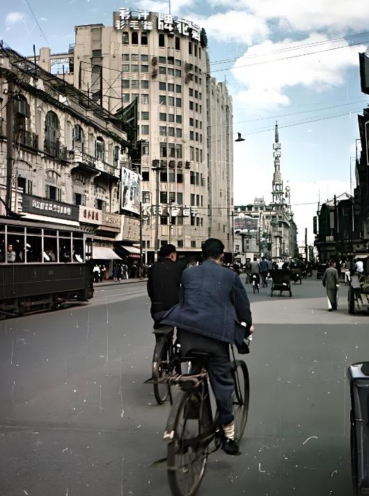 1949年盛夏的上海，华山路余庆坊21号，住着一对再普通不过的夫妻。男人叫叶英，