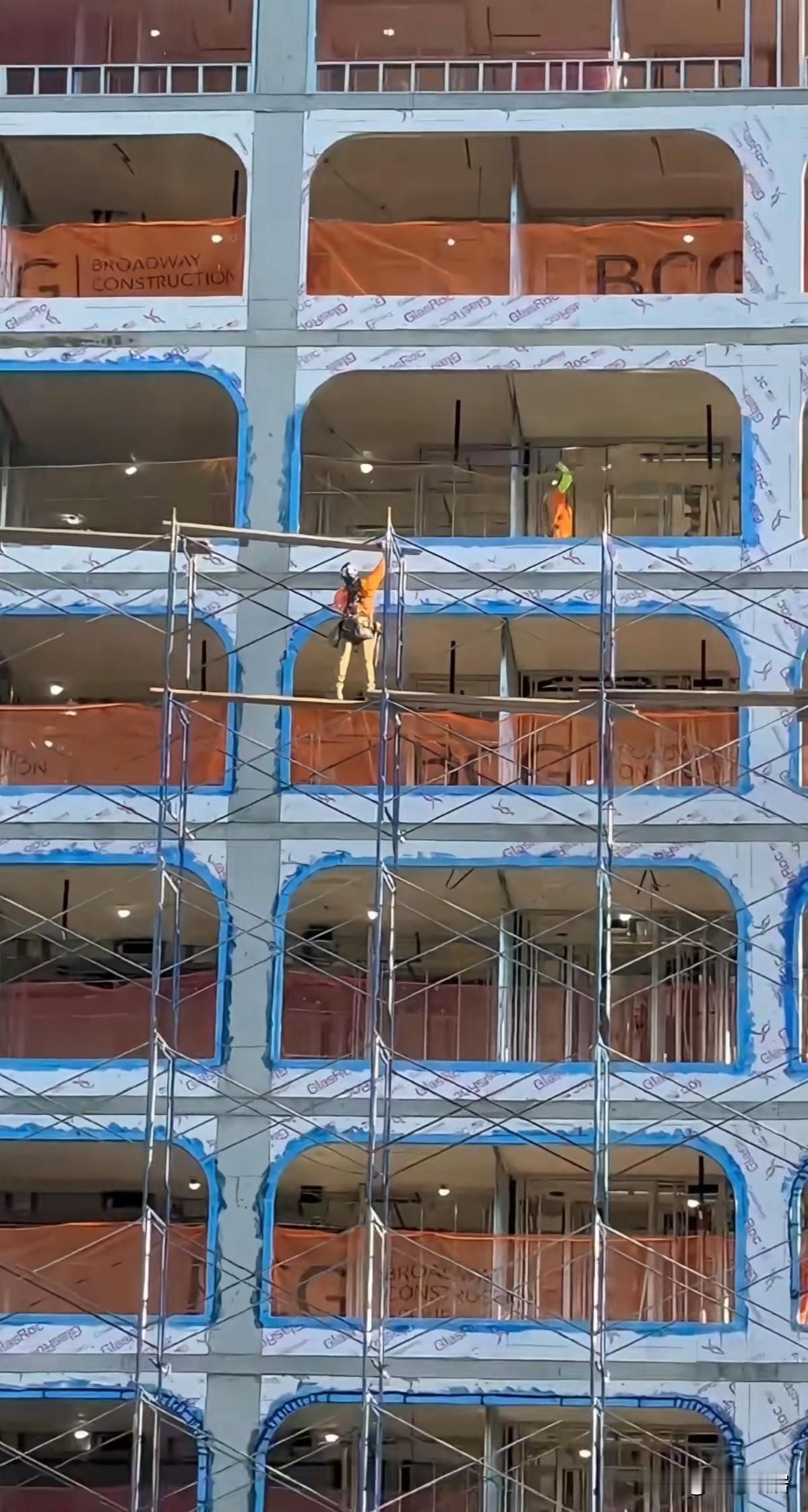 虽然我不懂建筑施工，但是看到美国纽约这个施工架子，感觉还是有点震惊。工人没有做安