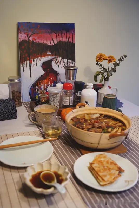 冬日三餐打卡北京的冬天，一日三餐都充满了烟火气。早餐，带点肥的肘子肉夹进现烤