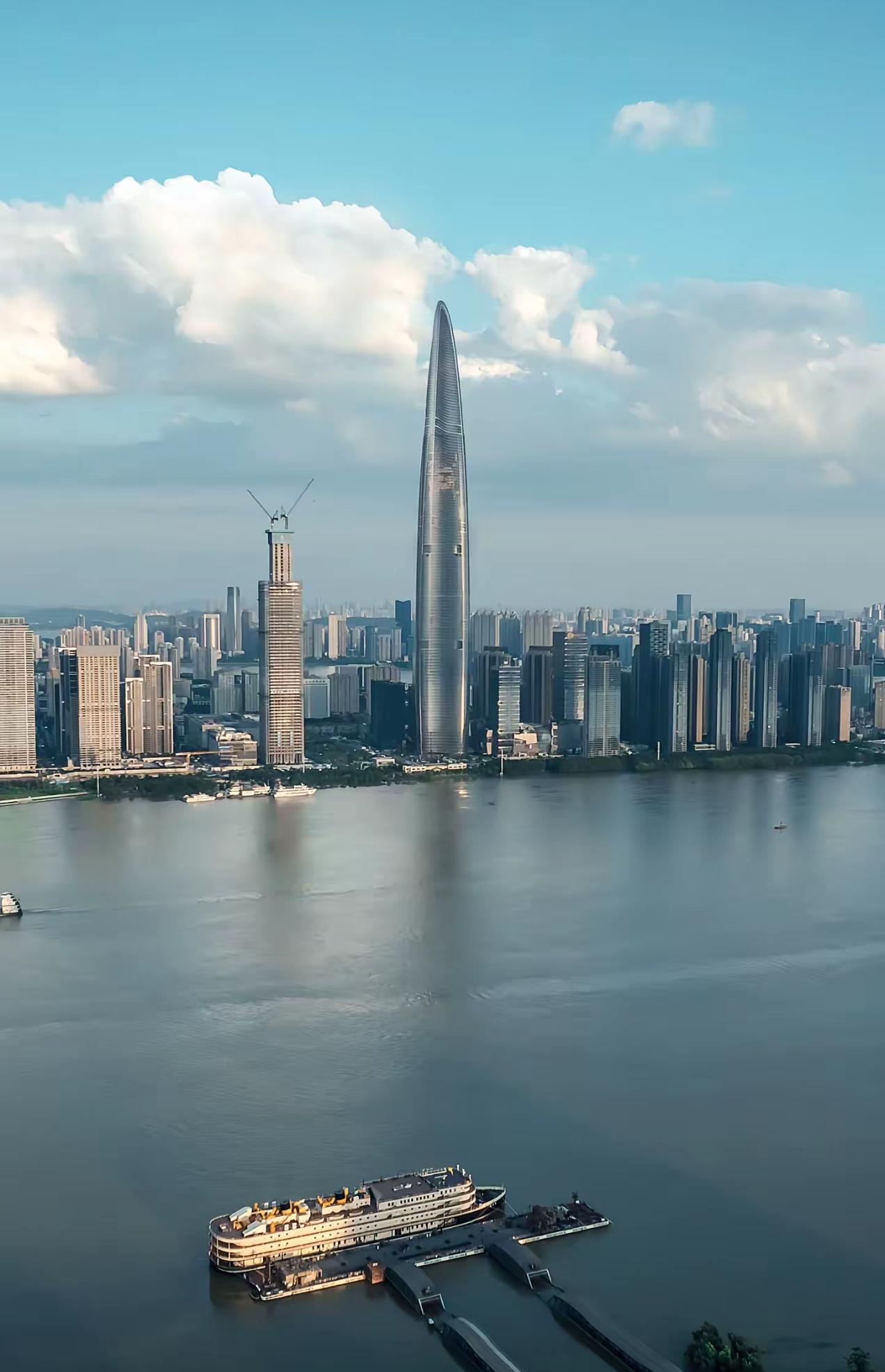 本来是中国第一高楼，结果成了武汉的遗憾，这就是武汉绿地中心！原版规划6