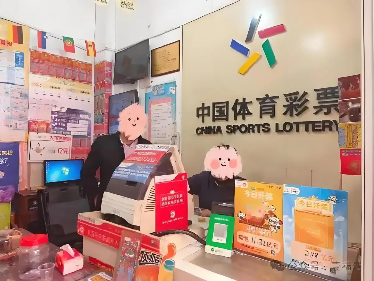 我们小区有个从银行退休的大哥，特别爱买彩票。跟别人不一样，人家顶多一次花十块二十