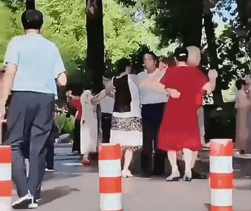 奇思妙想一招解决大爷大妈跳广场舞的问题，连城管都解决不了的问题解决了，高手在民间