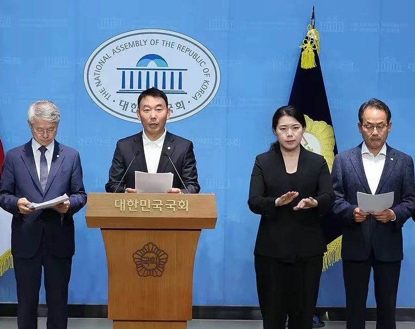 韩国共同民主党要解散国民力量党天哪！韩国政坛这是要疯啊！