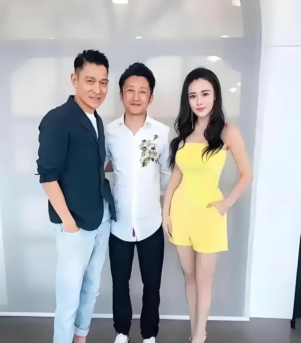 冉莹颖夫妻和刘德华同框，鞋子是重点哈，看来不管是名气大小，都有偶像包袱，都很在意