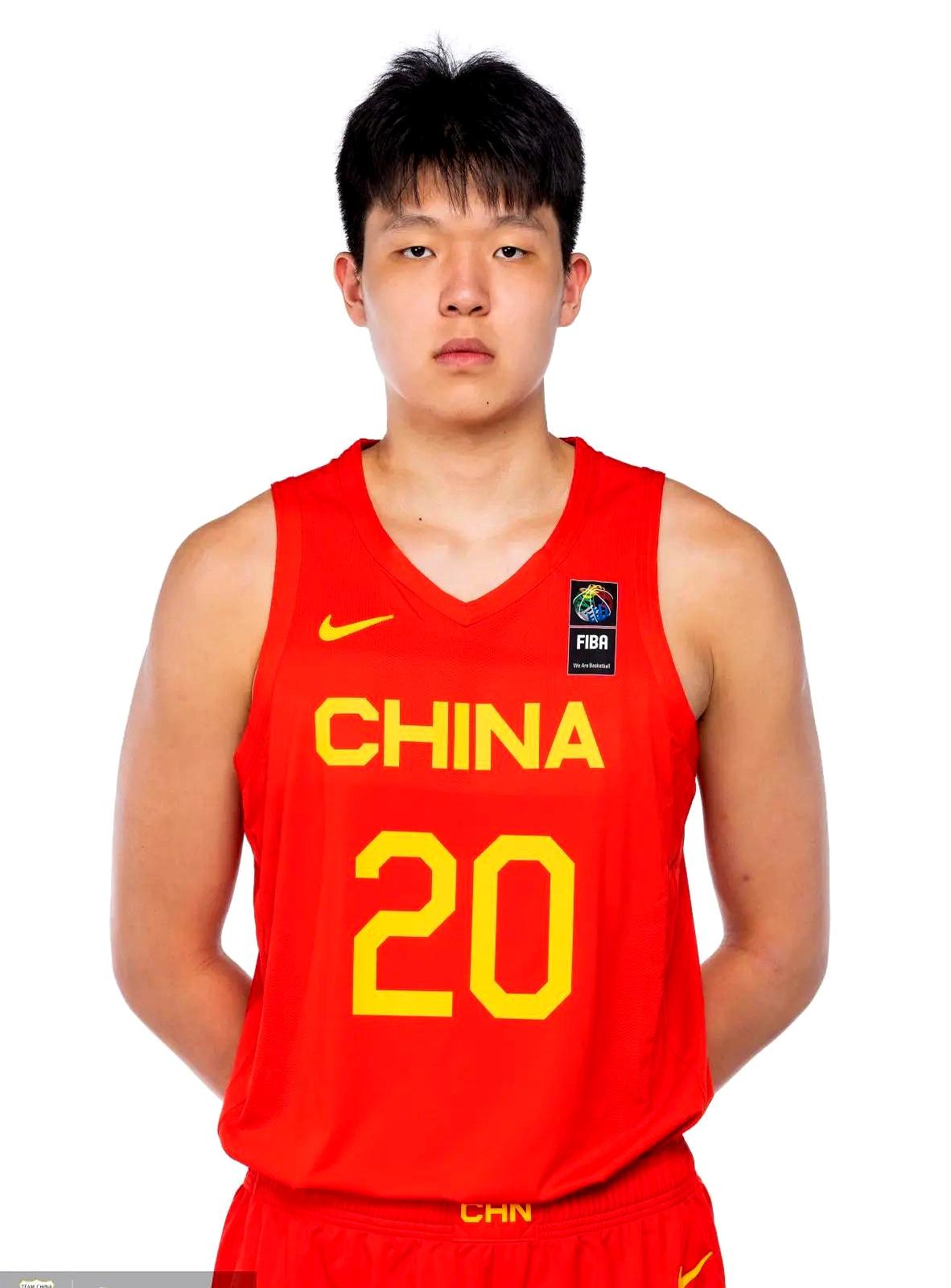 如果让我去当主教练的话，排出男篮最强首发肯定是这五人！给出了中锋、控卫、