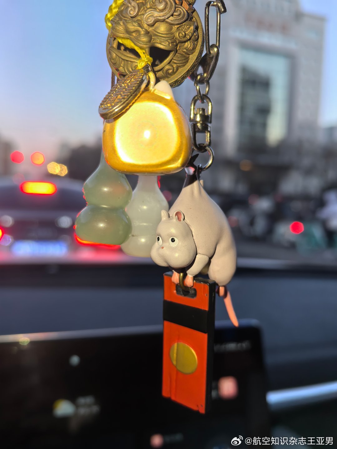 一个宫崎骏，用自己的创意为无数人创造了商业机会——一切利益的缘起，都是他对世界的