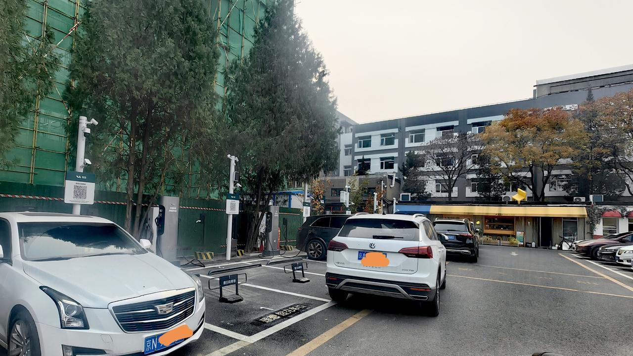 到了充电站，发现充电桩被堵了…这种情况你遇到过吗？【来自懂车帝车友圈】