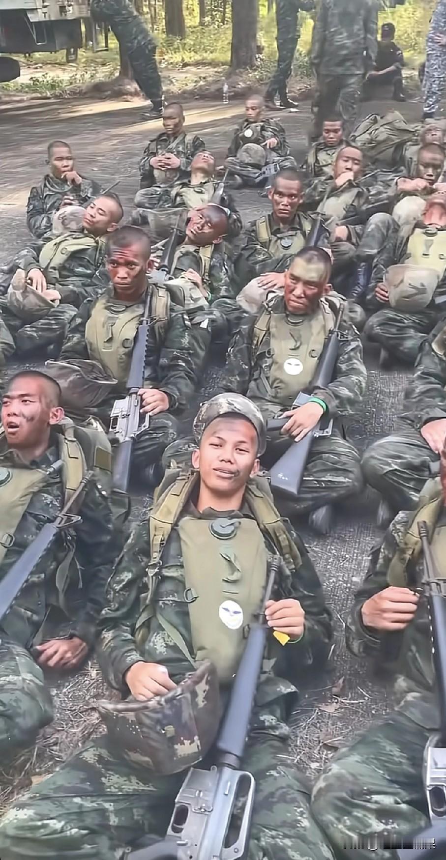 正在休息的一支泰国军队士兵，从他们的着装上看很像一支特种部队。都是一群年轻小伙