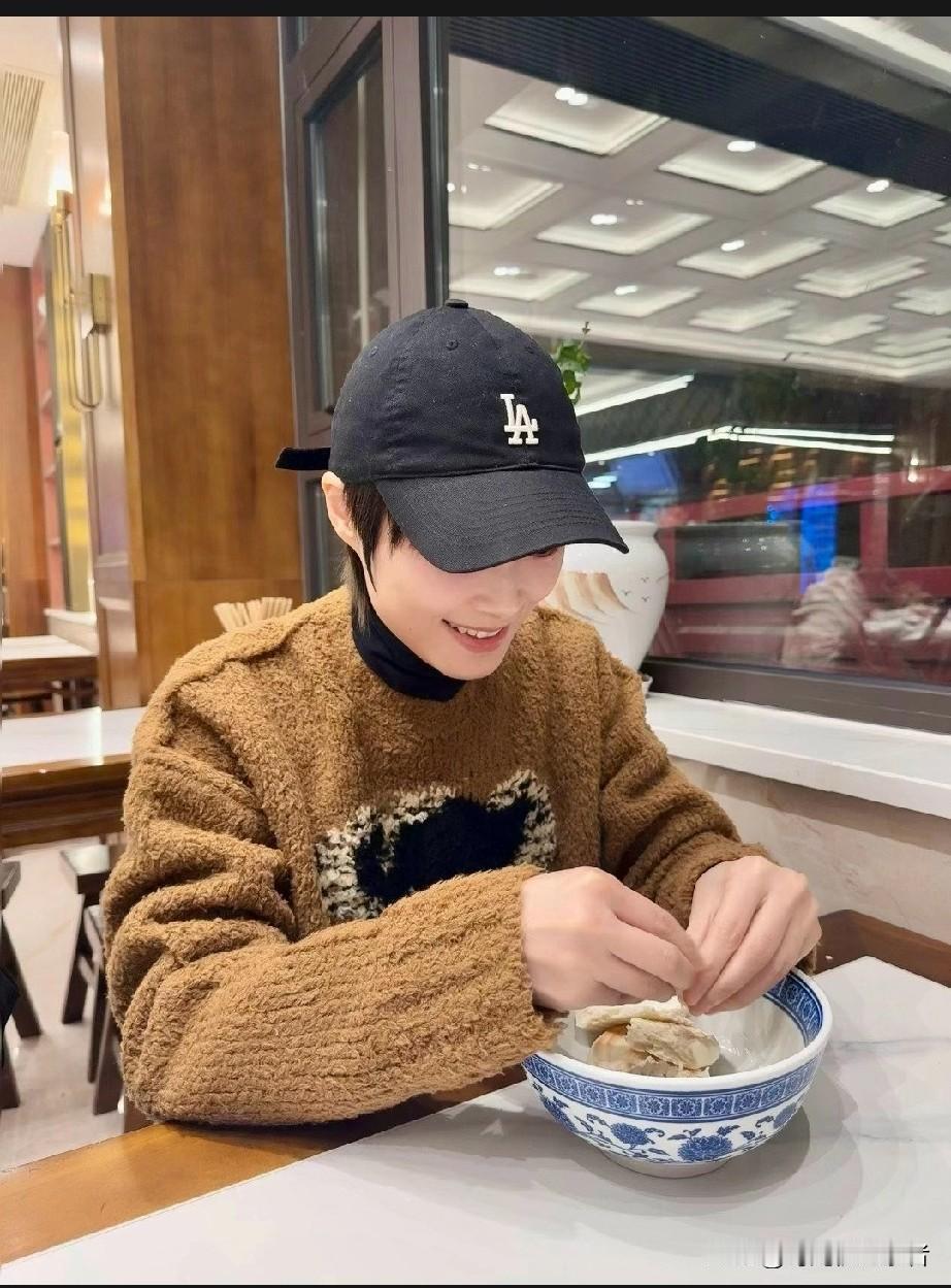 李宇春在西安掰馍，李宇春真是入乡随俗，在西安特意找家小馆子吃羊肉泡馍。这掰馍的