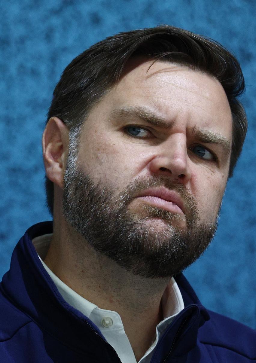 美国副总统万斯的脸皮还挺厚，在昨天冬奥会开幕式上被“嘘”之后，他今天发文说：“我