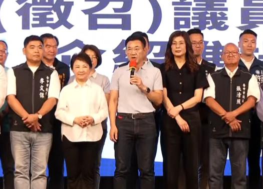 郑丽文在7月4日再度与卢秀燕同框了，这一步可以说走得非常巧妙，一方面可以破除外界