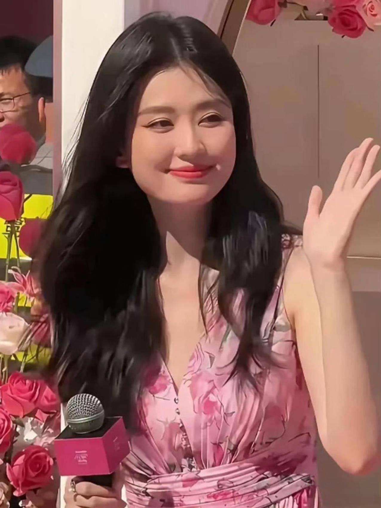 乔欣结婚后再次亮相感觉胖了不少，一个原因可能是嫁入豪门后要备孕调理身体，自然不能