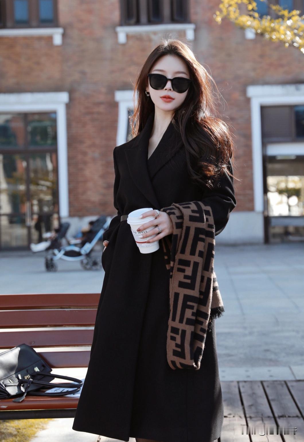 谁能拒绝一件自带气场的黑色风衣！利落剪裁勾勒挺拔身形，深色系自带显瘦buf