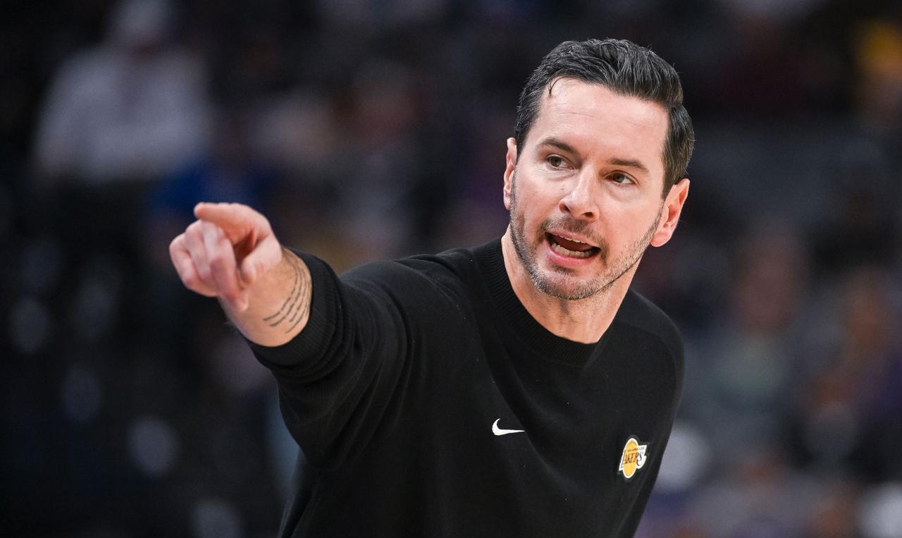 詹姆斯正在一步一步被孤立！美媒报道：湖人管理层与詹姆斯关系微妙，而詹姆斯则是职业