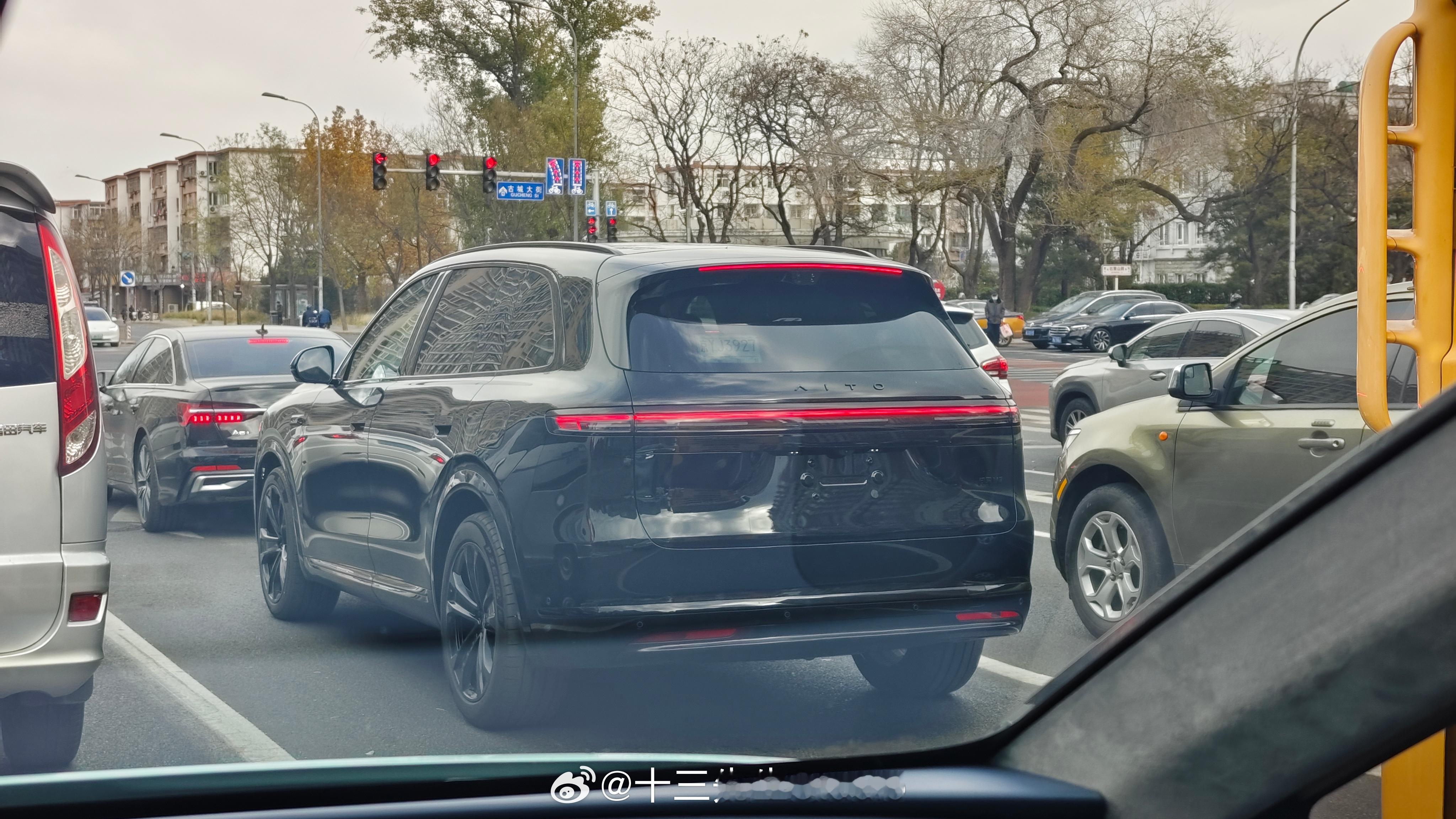 全黑化的问界M7，还挺好看