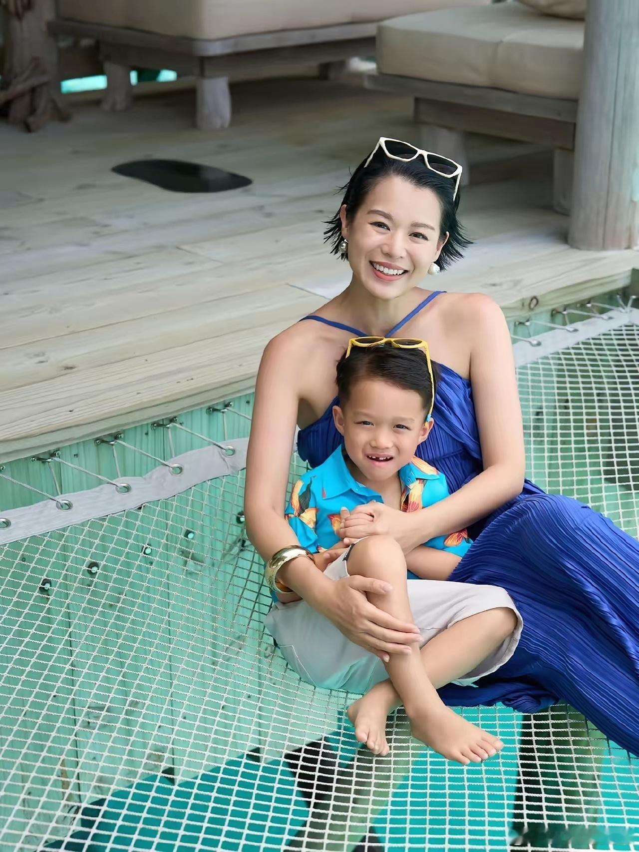 胡杏儿晒出全家海岛度假，一家人整整齐齐，太拉风了！这三个儿子，越来越帅...