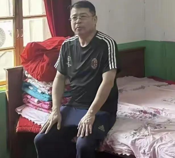 前央视“名嘴”阿丘近况曝光，住破旧房子发福认不出离婚晚年凄凉前央视“名嘴”阿