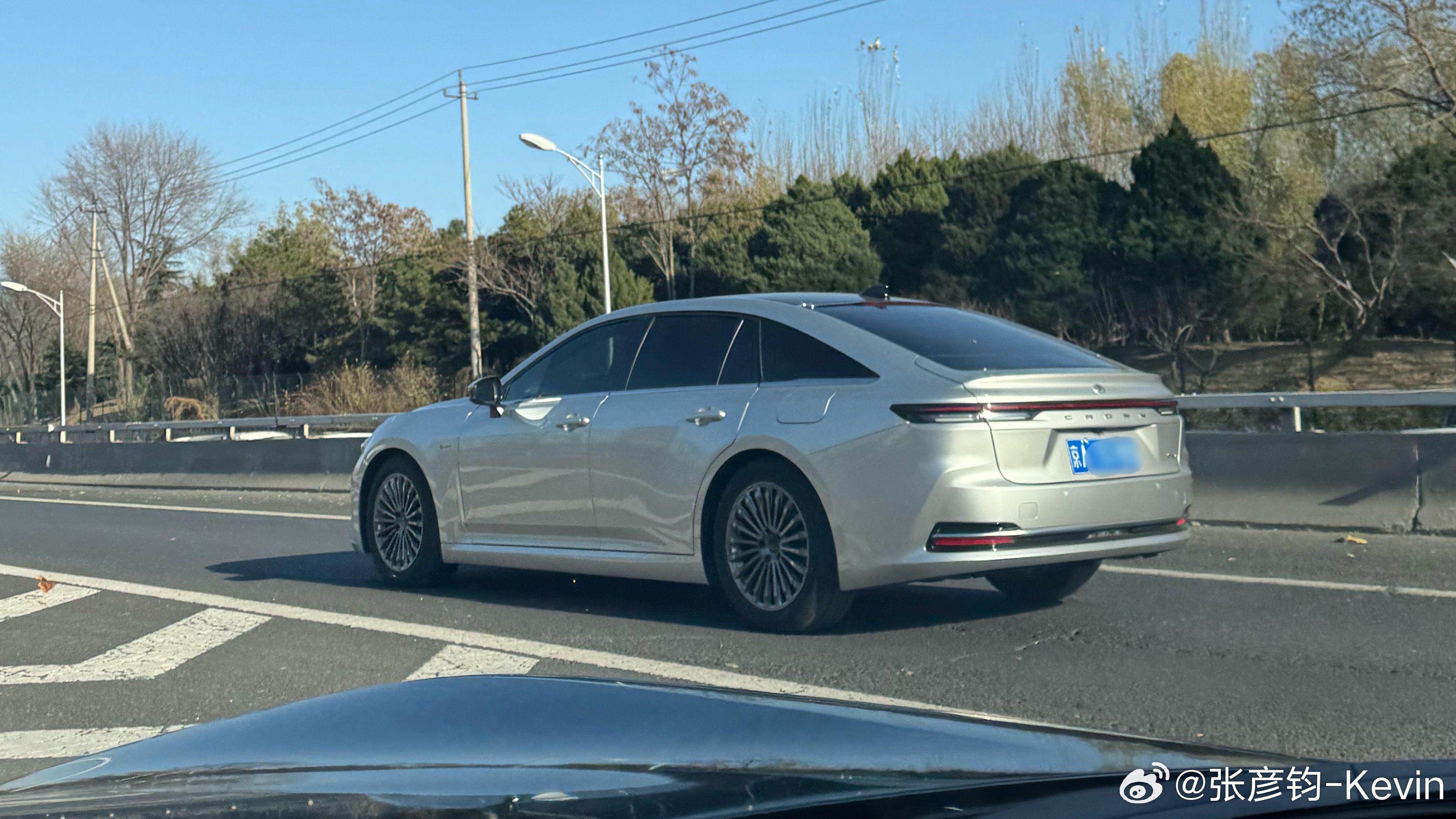 限行，开miata出门，看到了台皇冠SD，中年老哥，我俩停在路口互看半天，估计心