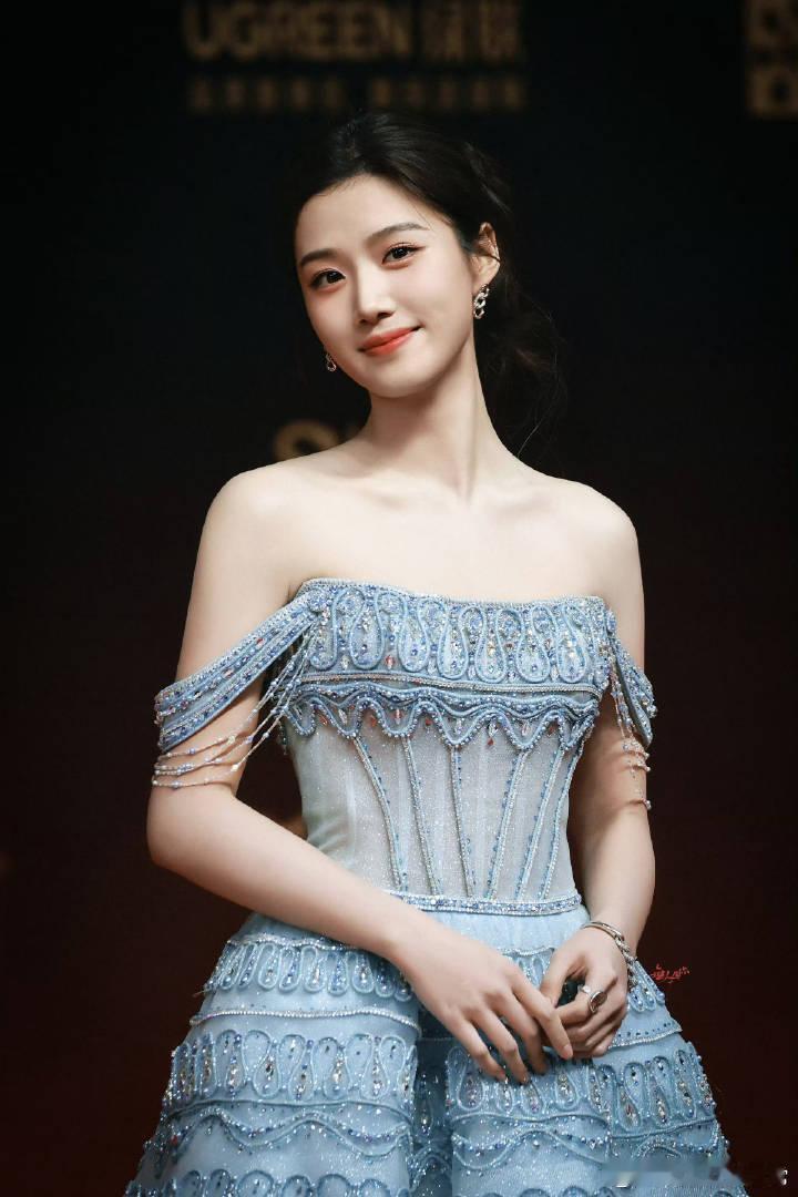 卢昱晓、程潇今日的红毯饭拍图，如何？程潇红毯状态