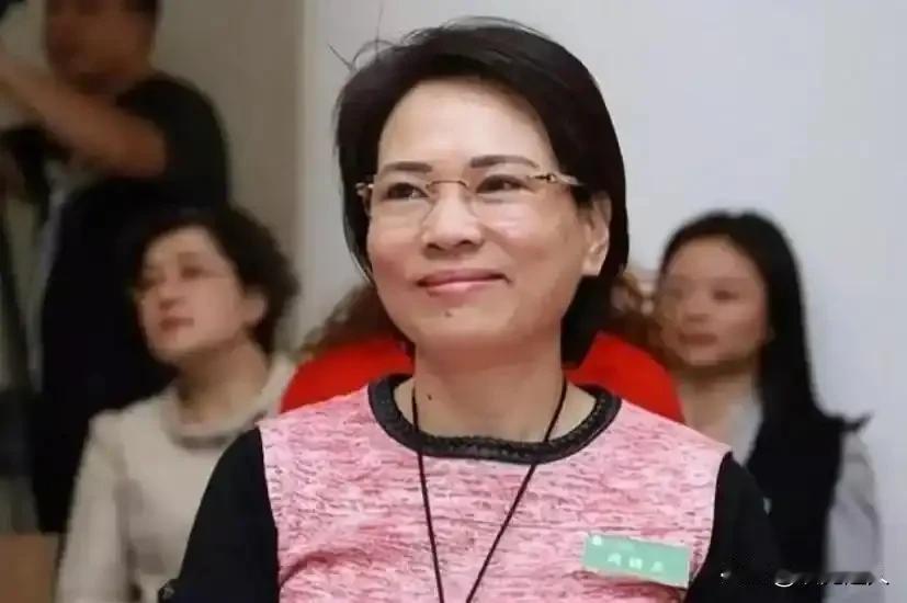 她白手起家赚了800亿，因崇拜许家印投资房地产，结果负债469亿！她16岁揣