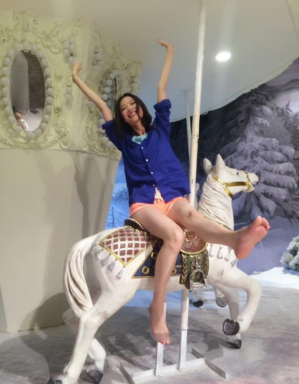 倪妮光脚丫～～倪妮欣赏樊振东倪妮明星​​​