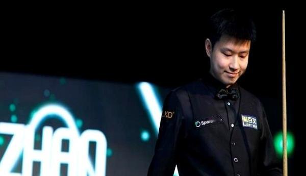 希金斯拼了30年，塞尔比打了20多年，各自才拿到10个三大赛冠军。现在有人说赵心