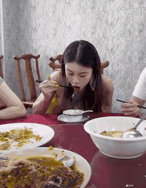 现在好像很多人都不端碗吃饭了吧？