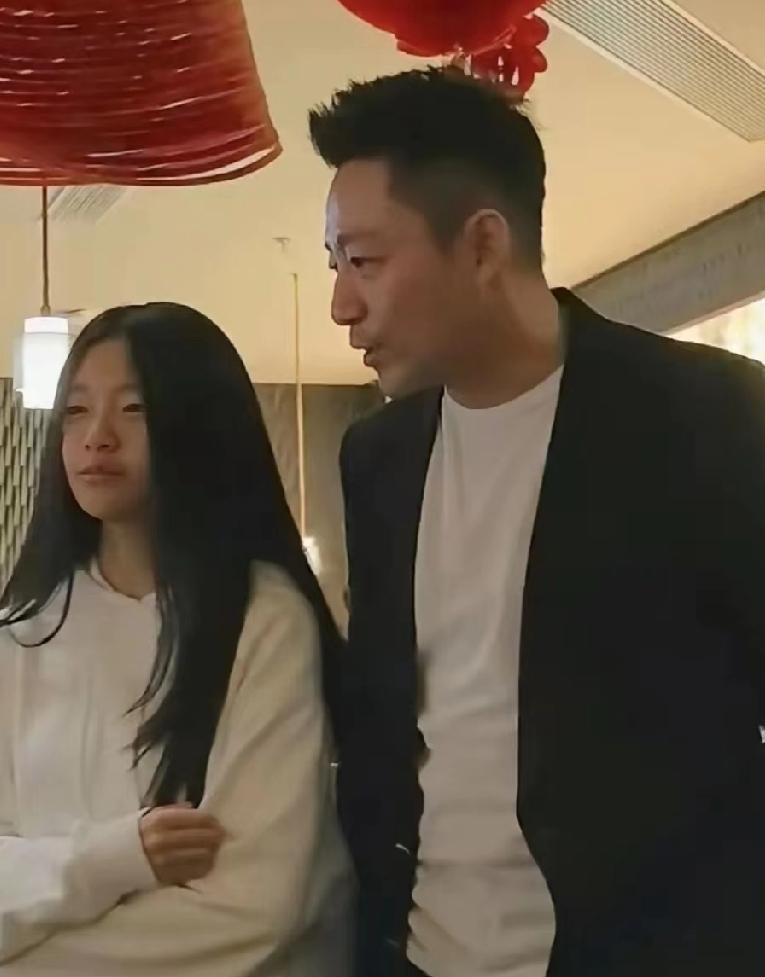 小玥儿点菜时手抖了一下，小汪总没接话，先给她擦了擦汗。这顿饭其实就四样菜，清