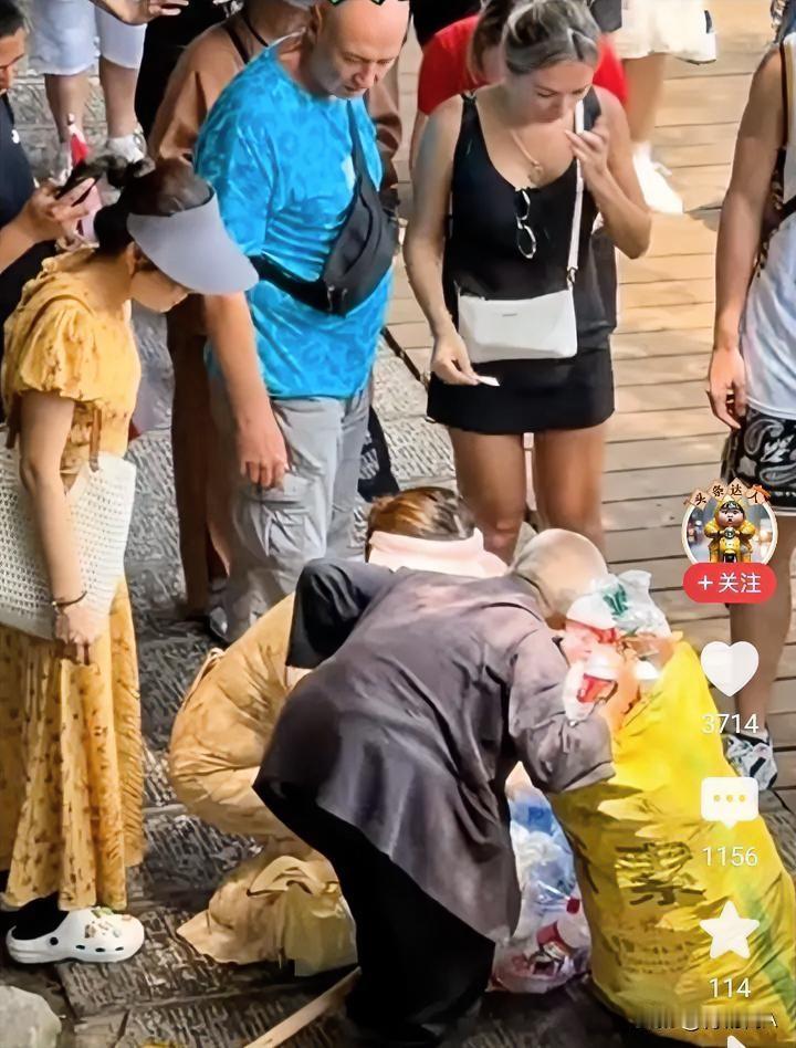 近日，张家界森林公园，一群外国游客纷纷解囊为了拾荒老人捐款。虽然爱心不分国界