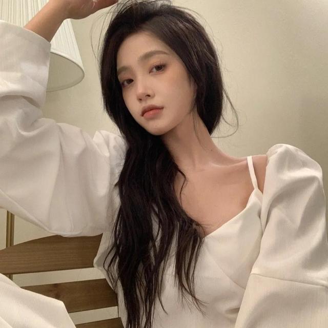笑话：和妻子闹了别扭，不想回家，一个人在外转悠，看到一对男女你亲我吻，甚是亲热，