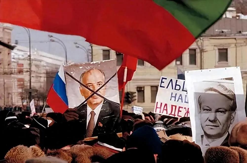 当年苏联解体前为什么不放手一搏，把西方先打出去，说不定真能一举扭转局面。其实道理