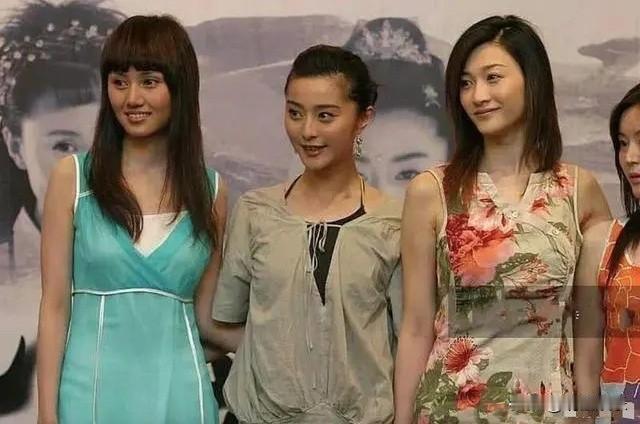 李小冉拍照自带打光板，谁与她同框谁输，对女人来说白真的太占优势了！这话听着像调侃，其实2006年那场