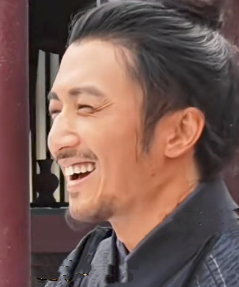 近日，谢霆锋的转身劈叉引发热议，相关话题“谢霆锋劈叉帅到失语”霸榜热搜。在近期