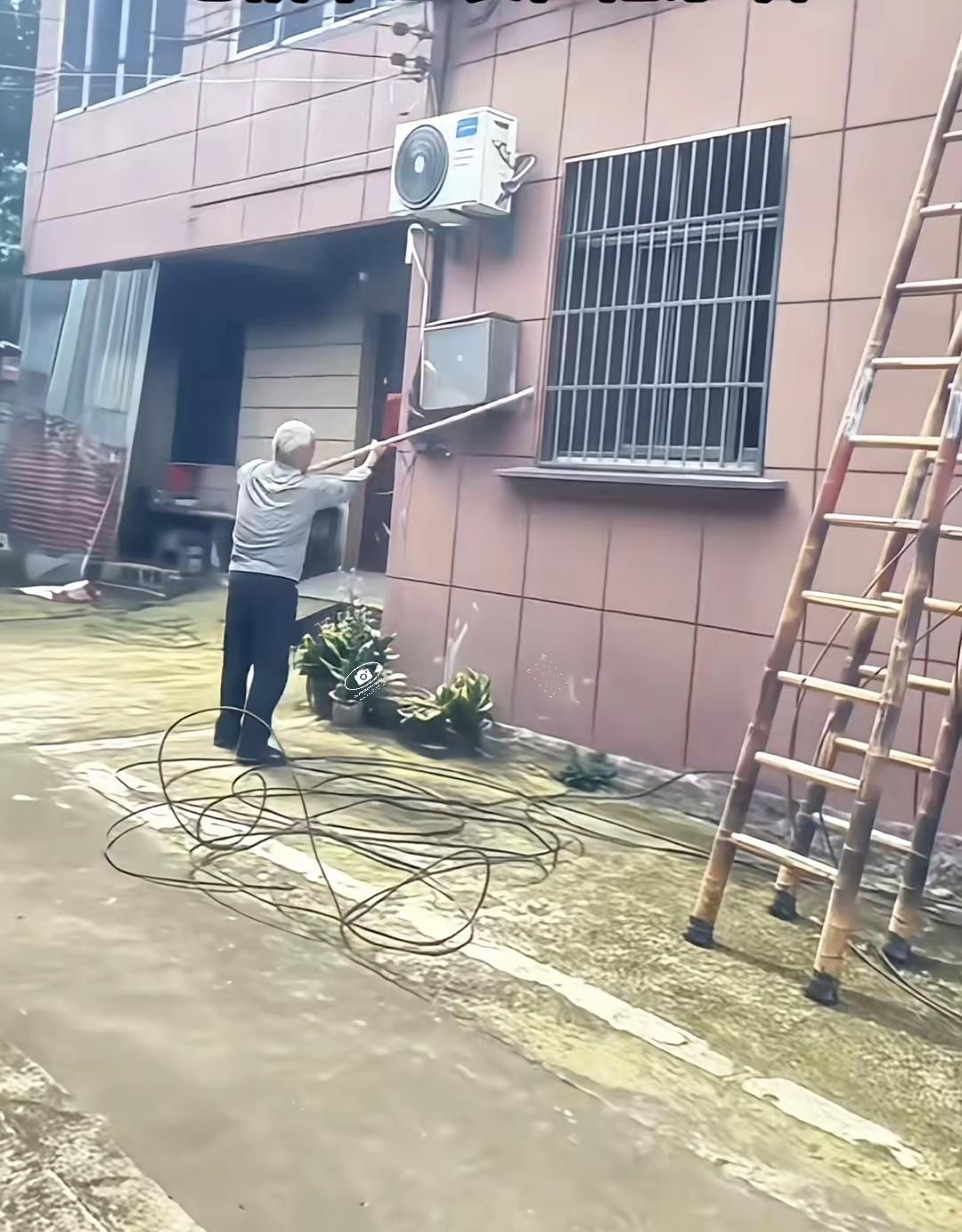 村里有人拉宽带，把光纤的集中箱安装在大爷家墙上，还没等主线拉好，大爷拿着锄头过来