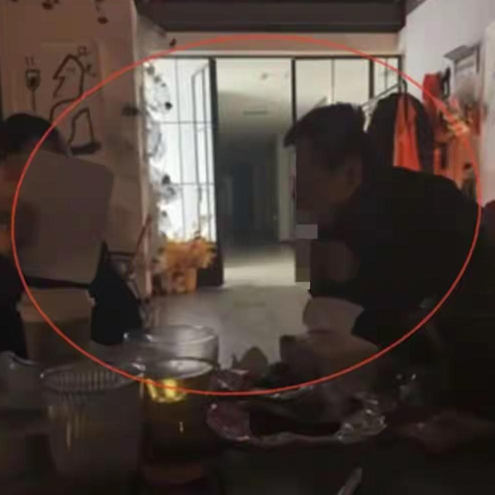 离谱至极！河南洛阳，35岁男子深夜到酒馆喝酒，期间跟店里一名年龄较大的女店员闲聊