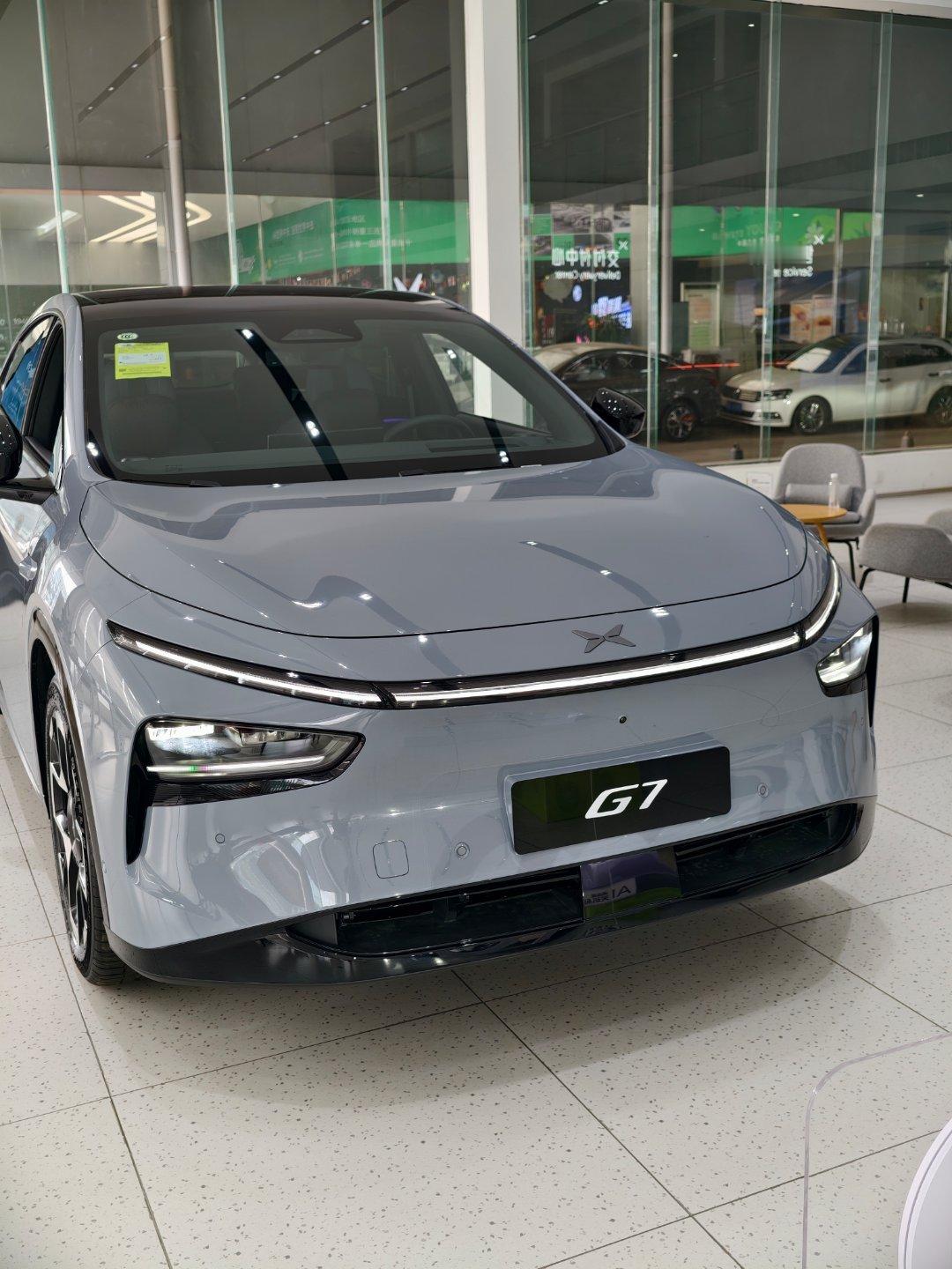 今日份巡店摸到了小鹏G7本以为是平庸的家用SUV研究下来还是有一些小心思1、小鹏