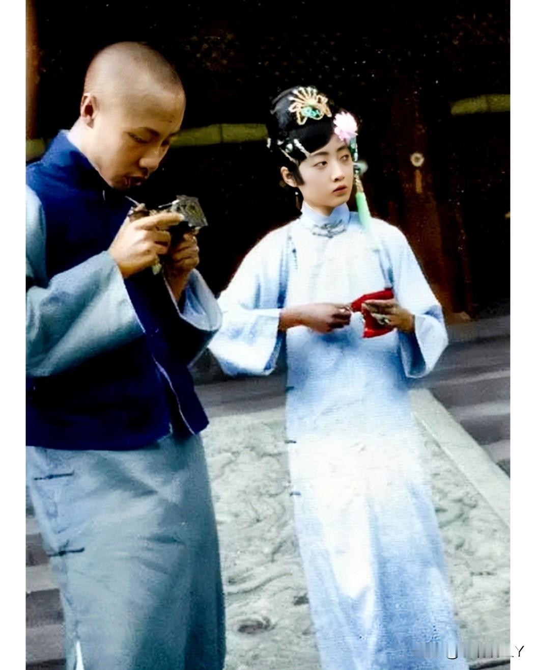 这是溥仪新婚不久与妻子婉容把玩相机的一张老照片，这绝非演员饰演，而是货真价实的历