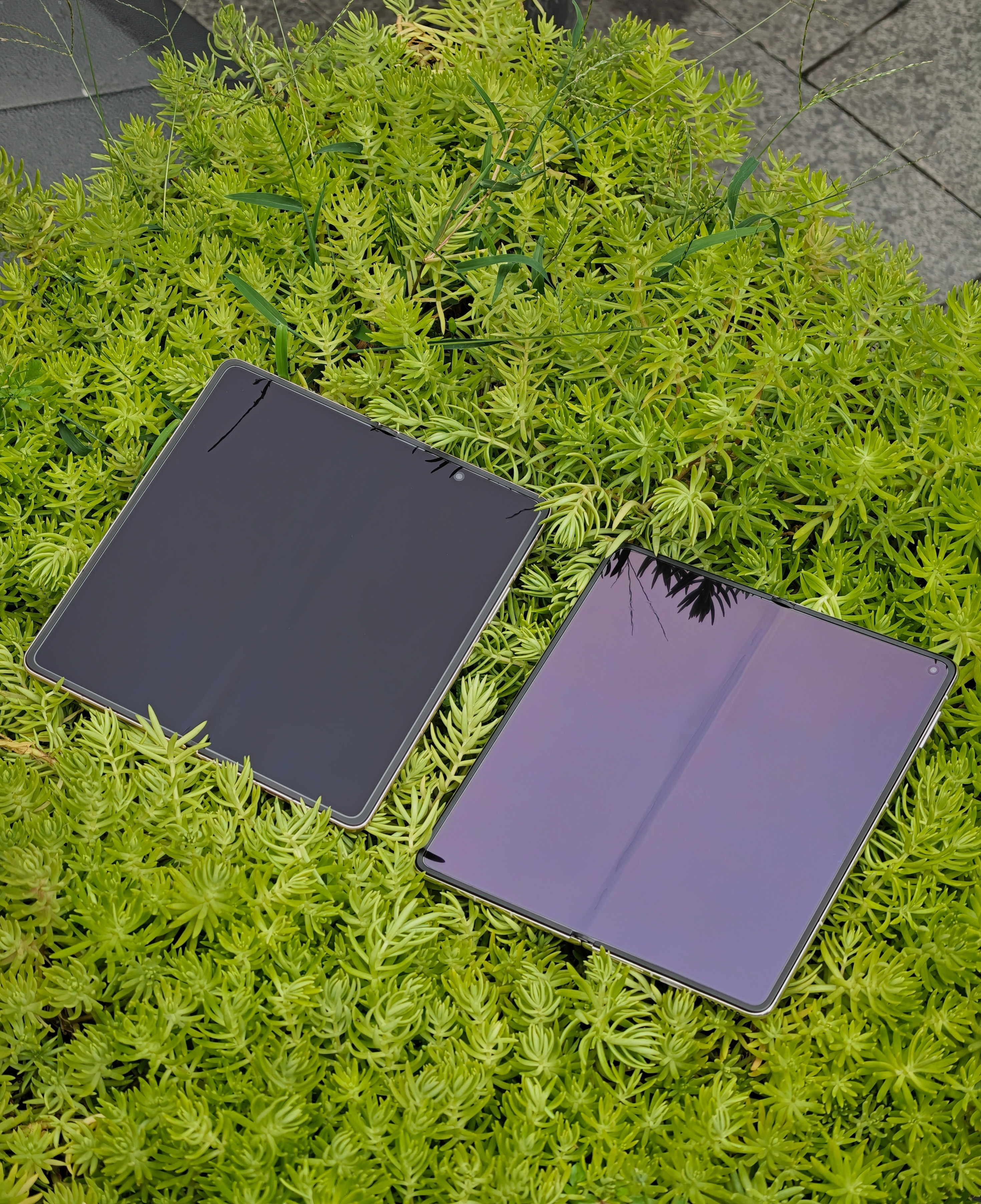 荣耀MagicV6和华为MateX7屏幕抗放射效果对比图：左边是荣耀Magi