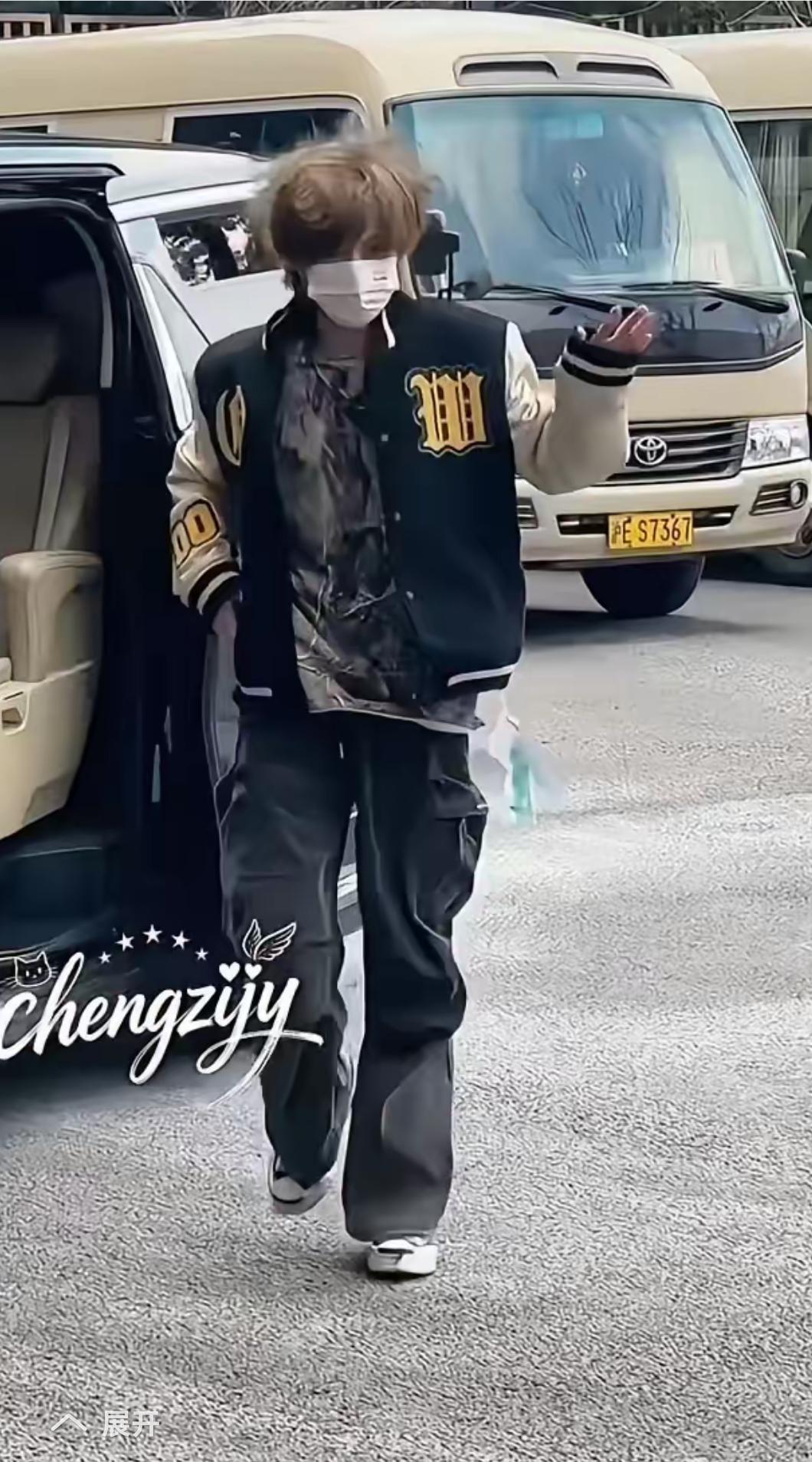 鹿晗在1月21日，去云南西双版纳录制新一季五哈，下车造型让人惊讶，到了西双版纳，