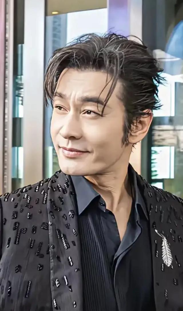 黄晓明这几年老得真快呀！川字纹和抬头纹很重，脸都耷拉下来了，脖子上全是褶子。皱巴
